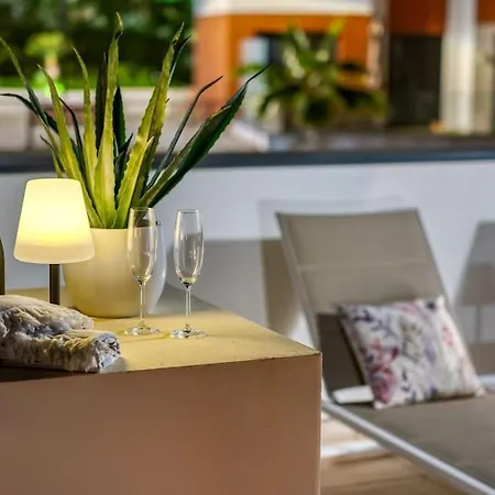 Stunning Penthouse -private Pool 아파트 푸엔히롤라