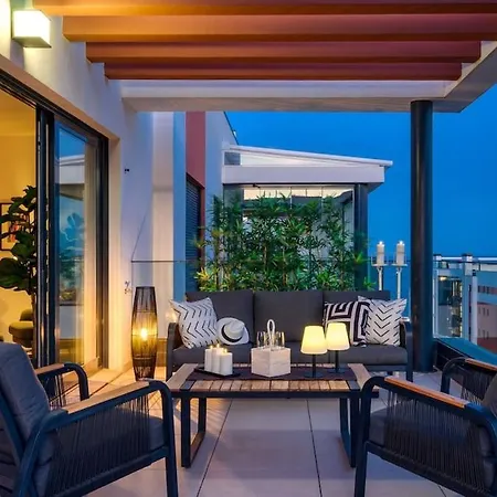 Stunning Penthouse -private Pool 아파트 푸엔히롤라